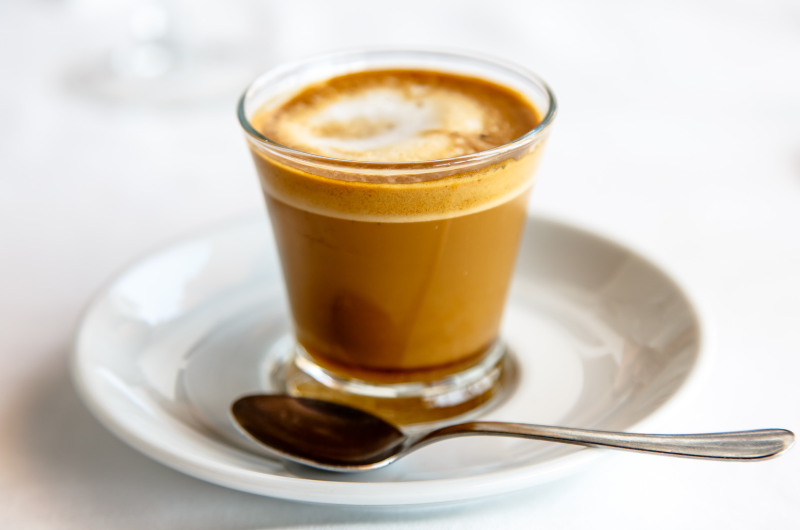 Cortado: L’Espresso Addolcito con Latte e la Comodità delle Capsule