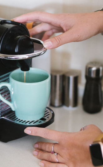 Come Mantenere Pulita la Tua Macchina del Caffè per Cialde e Capsule: Guida Completa